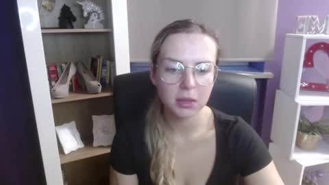 Z O E Y online show from 09/15/25, 04:23