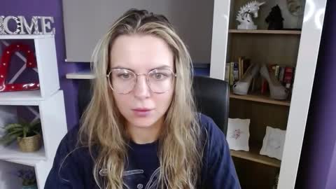 Z O E Y online show from 10/30/25, 05:42