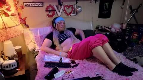 Snapshot of blakelytgirl chatting on 02/05/25, 03:55 Blakely Morningstar online show from 02/05/25, 03:55