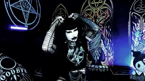 Snapshot of blasphemiangxrl chatting on 10/23/25, 08:24 online show from 10/23/25, 08:24