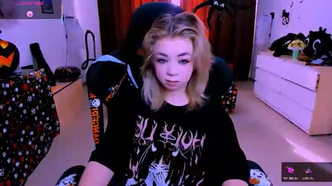 Nicole online show from 10/27/25, 09:13