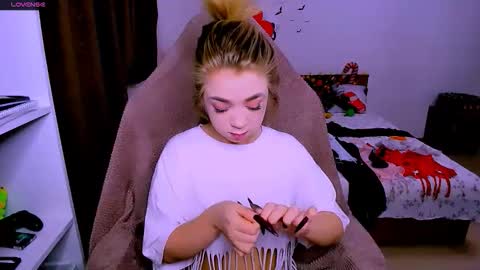 Nicole online show from 12/14/25, 06:19