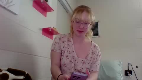 Snapshot of blonde_katie chatting on 01/29/25, 10:11 Katie online show from 01/29/25, 10:11