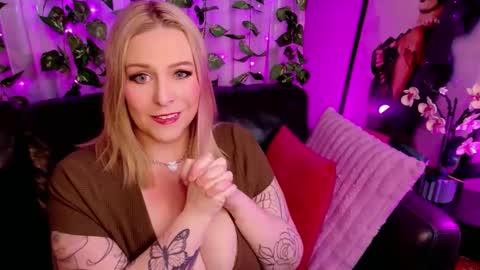 Snapshot of blondejj chatting on 11/05/25, 05:24 JJ online show from 11/05/25, 05:24