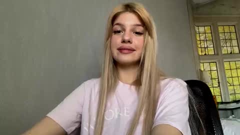 Snapshot of blondellgrubaugh chatting on 11/15/25, 08:33 Evelina online show from 11/15/25, 08:33