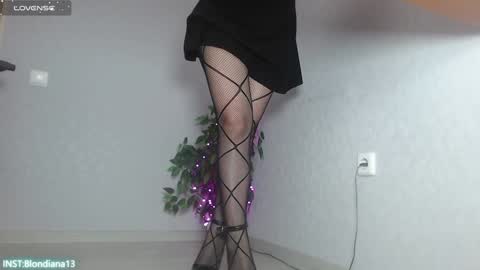 Snapshot of blondiana chatting on 12/17/24, 10:44 Im Di. I smell naked even when Im dressed. online show from 12/17/24, 10:44