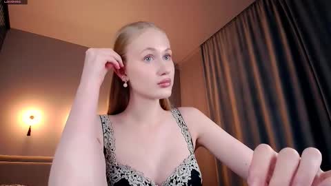 Mia online show from 04/03/26, 01:14