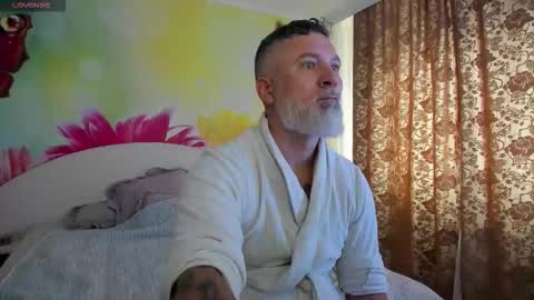 Snapshot of blowmyxxl chatting on 12/17/25, 08:42 Nico online show from 12/17/25, 08:42