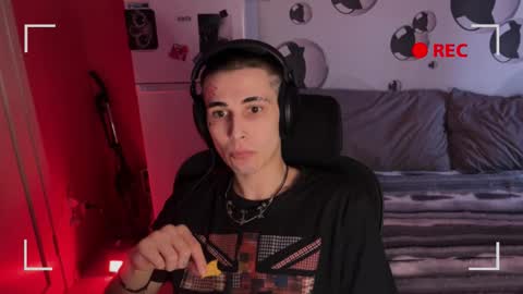 Snapshot of blue_w0rld chatting on 11/08/25, 06:57 SONNYVAN online show from 11/08/25, 06:57