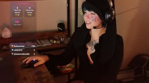 Snapshot of bluedweeb chatting on 12/10/24, 04:13 Blue online show from 12/10/24, 04:13