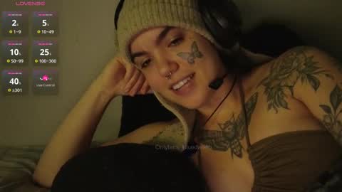 Snapshot of bluedweeb chatting on 09/27/25, 05:12 Blue online show from 09/27/25, 05:12