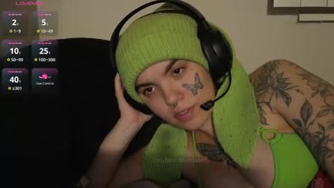 Snapshot of bluedweeb chatting on 11/17/25, 04:51 Blue online show from 11/17/25, 04:51