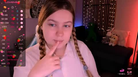 Snapshot of blush_ellie chatting on 09/21/25, 08:21 Ellie3 online show from 09/21/25, 08:21