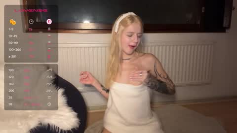 Snapshot of blushandburn chatting on 11/09/25, 04:27 Delle online show from 11/09/25, 04:27