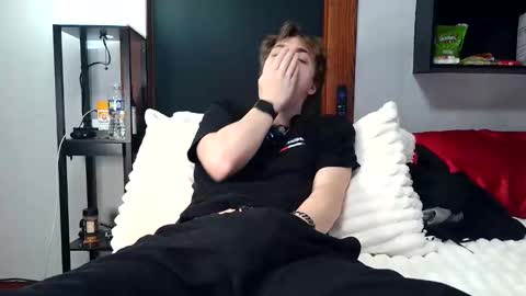 Snapshot of bobby72738 chatting on 11/18/25, 02:28 bobby72738 online show from 11/18/25, 02:28