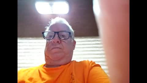 Snapshot of bobstcha chatting on 10/26/25, 03:40 bobstcha online show from 10/26/25, 03:40