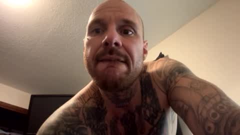 Snapshot of bodyart85_19 chatting on 12/12/24, 06:47 Bodyart85 19 online show from 12/12/24, 06:47