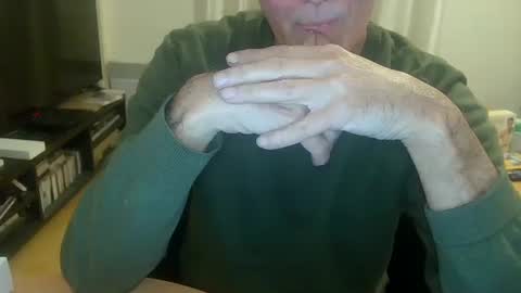 Snapshot of bogus25 chatting on 12/18/25, 11:00 bogus25 online show from 12/18/25, 11:00