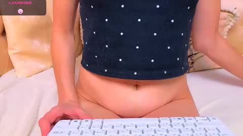 Snapshot of bom_mia_bom chatting on 12/19/25, 03:46 Mia online show from 12/19/25, 03:46