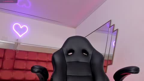 Snapshot of bonniecute_ chatting on 12/19/24, 11:50 online show from 12/19/24, 11:50