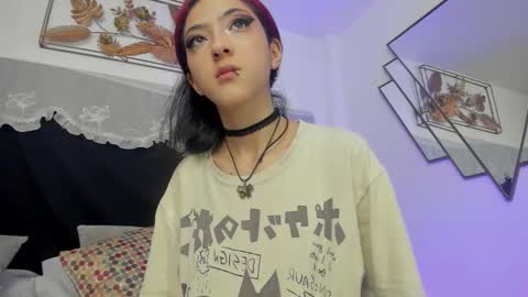 Snapshot of bonniecute_ chatting on 10/15/25, 12:33 online show from 10/15/25, 12:33