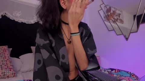 Snapshot of bonniecute_ chatting on 10/18/25, 12:24 online show from 10/18/25, 12:24