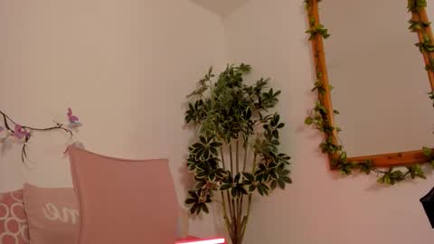 Snapshot of bonniecute_ chatting on 10/23/25, 12:32 online show from 10/23/25, 12:32