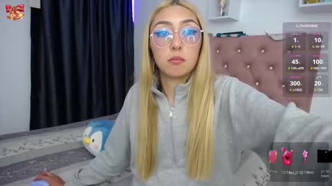 Soffy Brooks Independent model online show from 12/15/25, 03:33