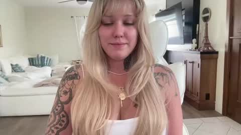 Snapshot of boobznbeer chatting on 05/17/26, 11:01 Miley online show from 05/17/26, 11:01
