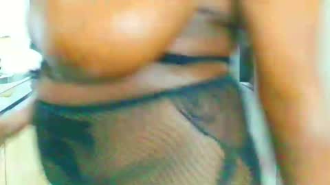 Snapshot of bootylicious_1_ chatting on 01/13/25, 06:59 vee online show from 01/13/25, 06:59