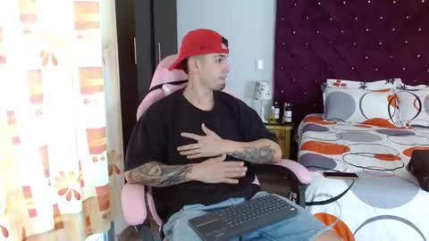 Snapshot of booyhott_ chatting on 10/24/25, 07:32 booyhott_ online show from 10/24/25, 07:32