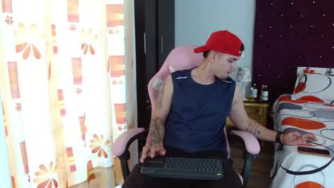 Snapshot of booyhott_ chatting on 10/25/25, 07:52 booyhott_ online show from 10/25/25, 07:52