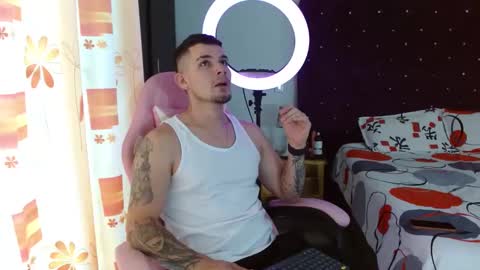 Snapshot of booyhott_ chatting on 10/31/25, 06:53 booyhott_ online show from 10/31/25, 06:53