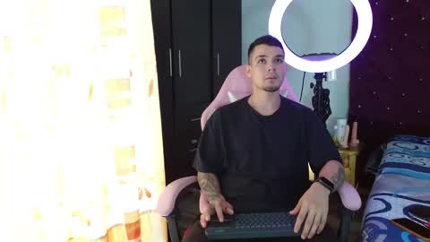 Snapshot of booyhott_ chatting on 11/04/25, 07:02 booyhott_ online show from 11/04/25, 07:02