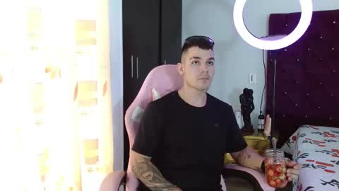 Snapshot of booyhott_ chatting on 11/13/25, 06:51 booyhott_ online show from 11/13/25, 06:51