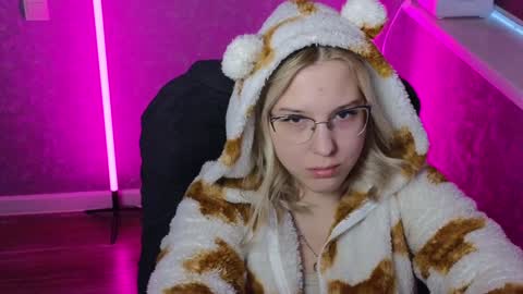 Snapshot of brandy__stars chatting on 01/04/25, 06:19 Belle online show from 01/04/25, 06:19