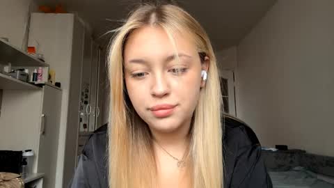 Mia   online show from 04/06/26, 07:20