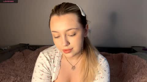 Mia   online show from 04/12/26, 07:24