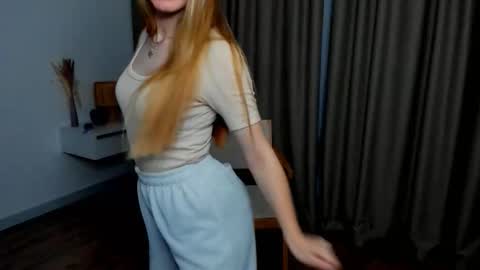 Snapshot of brigittechorlton chatting on 12/18/25, 06:47 Bella online show from 12/18/25, 06:47