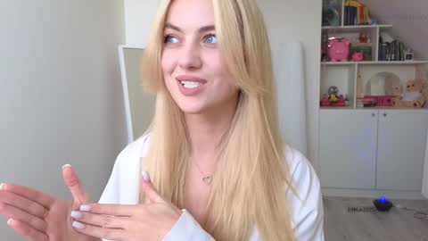 Snapshot of brilliantvictoria chatting on 03/11/25, 11:12 Vi. online show from 03/11/25, 11:12