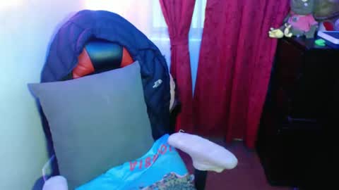 scarleth    follow mee 3 kis online show from 02/14/25, 10:49