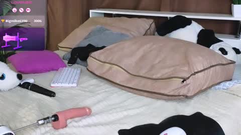 Snapshot of britney_lynch chatting on 02/27/25, 03:25 Britney online show from 02/27/25, 03:25