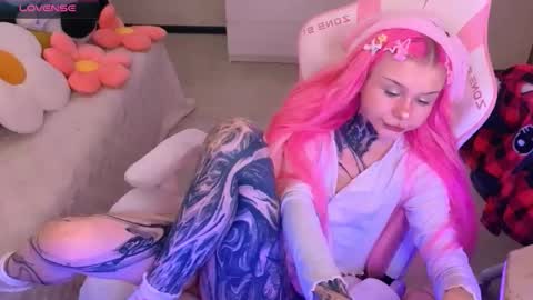 Snapshot of britney_lynch chatting on 10/27/25, 12:47 Britney online show from 10/27/25, 12:47