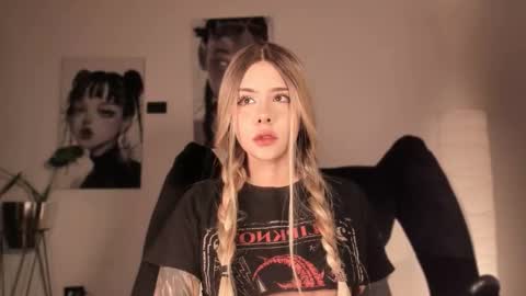 Nat  Independent model  Please help me to reach 200 thumbs up online show from 02/24/26, 02:53