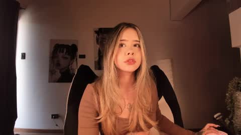 Nat  Independent model  Please help me to reach 200 thumbs up online show from 03/28/26, 04:17