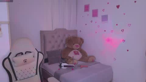 Snapshot of brunetteadams001 chatting on 04/29/26, 02:37 SARAH online show from 04/29/26, 02:37