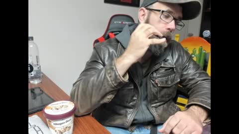 Snapshot of brutalmaster1983 chatting on 01/17/25, 07:05 BRUTALMASTER1983 online show from 01/17/25, 07:05