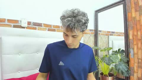 Snapshot of buddy_whitte chatting on 09/17/25, 12:18 Buddy Whitte online show from 09/17/25, 12:18