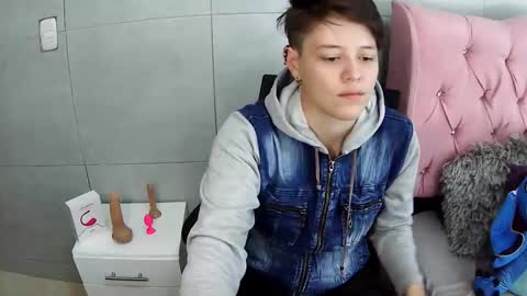 Snapshot of bug2025 chatting on 11/19/25, 04:18 bug2025 online show from 11/19/25, 04:18