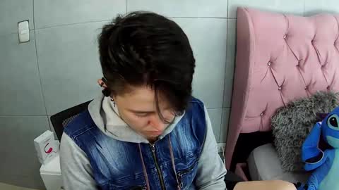 Snapshot of bug2025 chatting on 11/20/25, 04:23 bug2025 online show from 11/20/25, 04:23